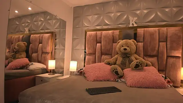 Paris Velvet online show from February 6, 2026, 10:57 pm