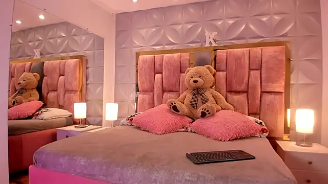 Paris Velvet online show from February 9, 2026, 9:52 pm