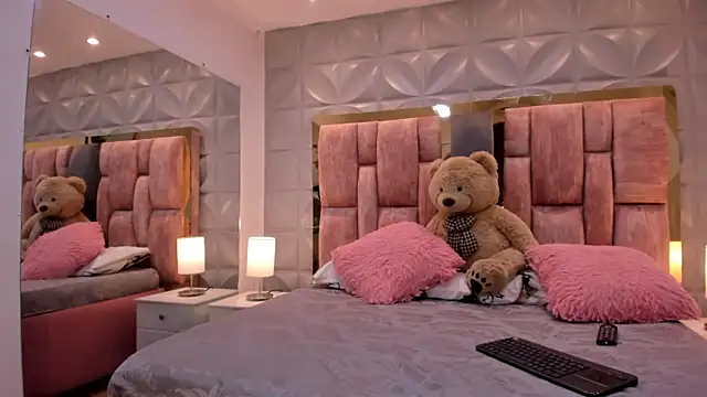 Paris Velvet online show from April 7, 2026, 11:48 pm