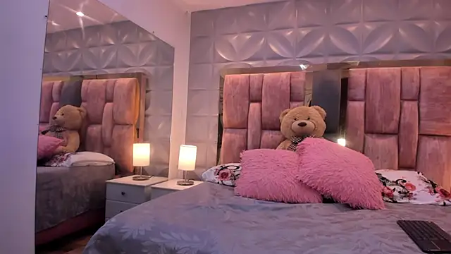 Paris Velvet online show from April 13, 2026, 11:32 pm