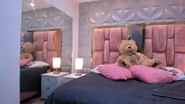 Paris Velvet online show from April 17, 2026, 10:13 pm