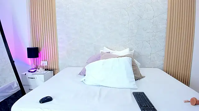 Snapshot of ViolettaRousee_ chatting on May 23, 2026, 9:41 pm ViolettaRousee online show from May 23, 2026, 9:41 pm