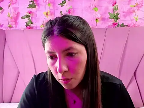 Snapshot of EmberCooper_ chatting on February 5, 2026, 1:32 am EmberCooper online show from February 5, 2026, 1:32 am