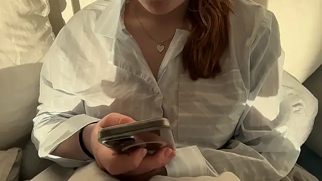 Lucyschickt online show from April 1, 2026, 6:03 am