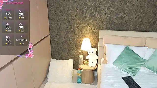 AuraM00n online show from April 9, 2026, 7:19 pm