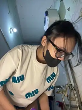 Snapshot of Leeeiuu chatting on February 1, 2026, 2:59 pm Leeeiuu online show from February 1, 2026, 2:59 pm