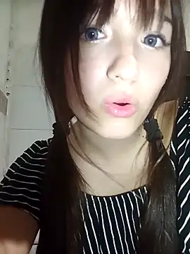 Snapshot of dieciochoyundia chatting on February 15, 2026, 12:18 am dieciochoyundia online show from February 15, 2026, 12:18 am