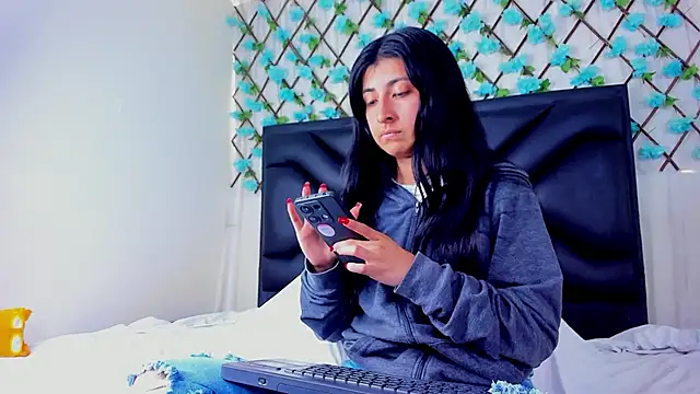 EmmaWilliamss4 online show from March 10, 2026, 3:28 pm