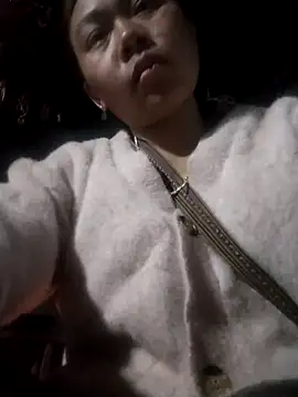 Snapshot of Bella-222 chatting on February 5, 2026, 10:42 am Bella-222 online show from February 5, 2026, 10:42 am