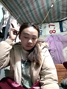 Snapshot of Bella-222 chatting on February 12, 2026, 8:15 pm Bella-222 online show from February 12, 2026, 8:15 pm