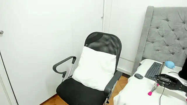 Snapshot of BianncaDiaz chatting on March 13, 2026, 12:56 pm BianncaDiaz online show from March 13, 2026, 12:56 pm