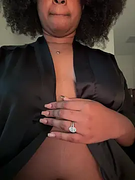 Snapshot of cocoaswretie chatting on February 12, 2026, 11:44 pm cocoaswretie online show from February 12, 2026, 11:44 pm