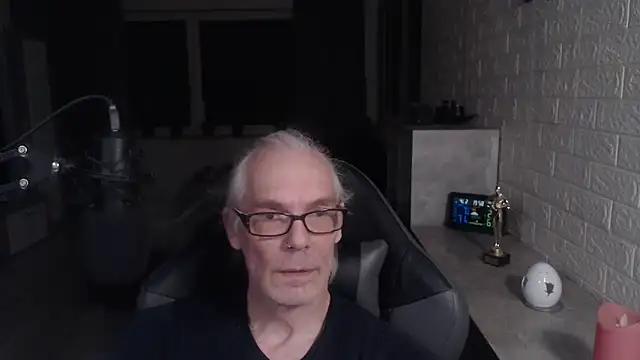 Snapshot of KoelnKoeln chatting on February 4, 2026, 6:58 pm KoelnKoeln online show from February 4, 2026, 6:58 pm