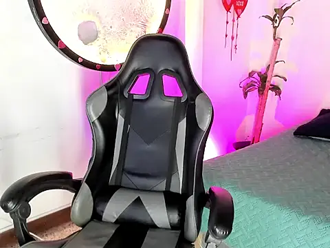 Miaa-Foxx online show from April 25, 2026, 8:06 pm