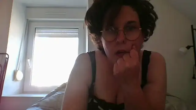 OIseauNoir88 online show from April 19, 2026, 2:49 pm