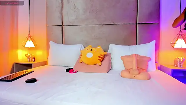 Zafiro11  online show from February 23, 2026, 12:02 pm