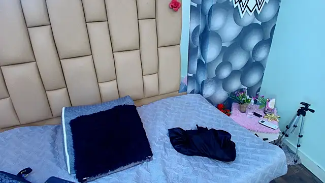 Snapshot of lil_miia chatting on February 14, 2026, 7:10 pm lil miia online show from February 14, 2026, 7:10 pm