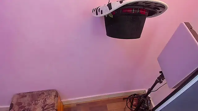 Snapshot of lil_miia chatting on February 24, 2026, 7:12 pm lil miia online show from February 24, 2026, 7:12 pm