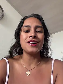 Snapshot of LunaHeat chatting on May 17, 2026, 6:37 pm LunaHeat online show from May 17, 2026, 6:37 pm