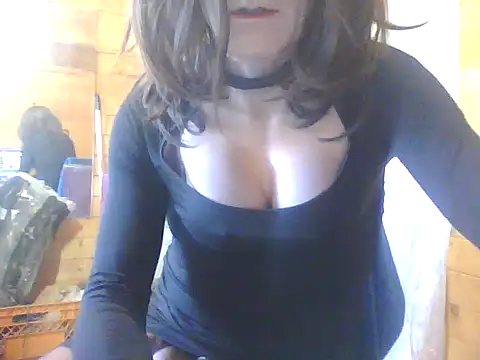 Snapshot of Luanatrav1 chatting on February 22, 2026, 2:15 pm Luanatrav1 online show from February 22, 2026, 2:15 pm