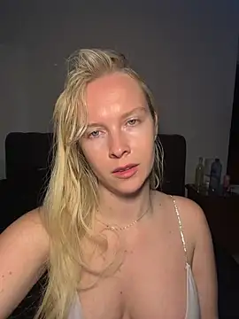 Snapshot of Ellie-rosee chatting on February 24, 2026, 3:43 pm Ellie-rosee online show from February 24, 2026, 3:43 pm