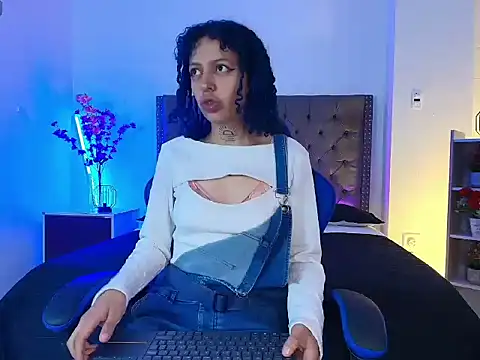 Snapshot of HannahBlue_ chatting on February 23, 2026, 12:24 pm HannahBlue online show from February 23, 2026, 12:24 pm