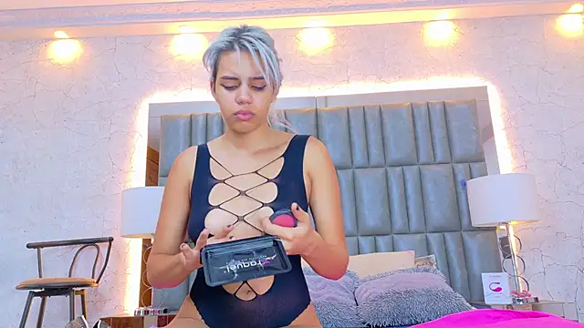 AlanaHouston online show from April 17, 2026, 4:48 am