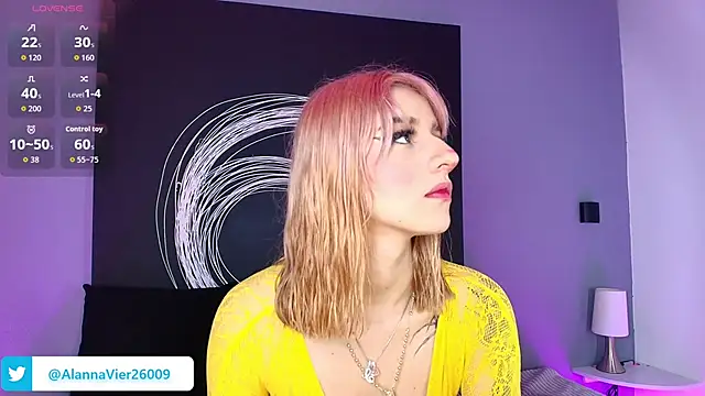 Snapshot of AlannaViera chatting on April 24, 2026, 11:45 am AlannaViera online show from April 24, 2026, 11:45 am