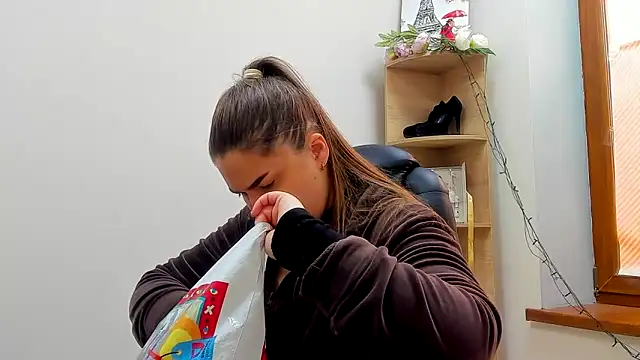 Snapshot of Maddinia chatting on February 2, 2026, 8:13 am Maddinia online show from February 2, 2026, 8:13 am