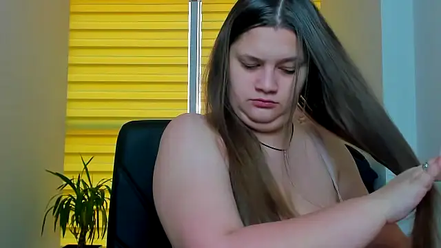 Snapshot of Maddinia chatting on February 10, 2026, 8:18 am Maddinia online show from February 10, 2026, 8:18 am