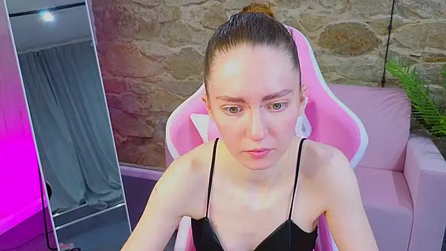 KristineValbuena online show from February 4, 2026, 1:55 am