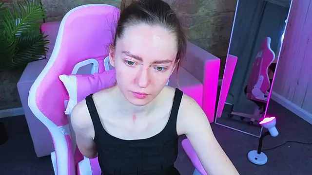 KristineValbuena online show from February 9, 2026, 1:09 am