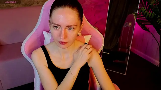 KristineValbuena online show from February 11, 2026, 1:10 am