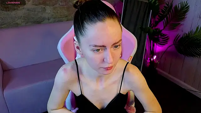 KristineValbuena online show from February 17, 2026, 1:24 am