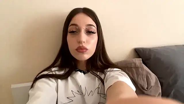 Snapshot of CutieWorm chatting on February 1, 2026, 11:20 am CutieWorm online show from February 1, 2026, 11:20 am