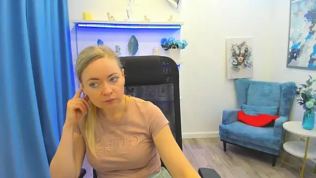 Snapshot of CharlotteKerti chatting on May 17, 2026, 11:39 am CharlotteKerti online show from May 17, 2026, 11:39 am
