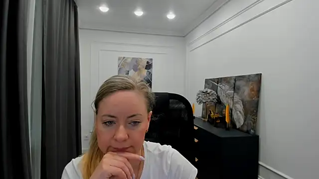 Snapshot of CharlotteKerti chatting on May 18, 2026, 11:49 am CharlotteKerti online show from May 18, 2026, 11:49 am