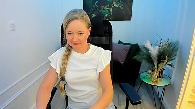 Snapshot of CharlotteKerti chatting on May 25, 2026, 5:41 pm CharlotteKerti online show from May 25, 2026, 5:41 pm