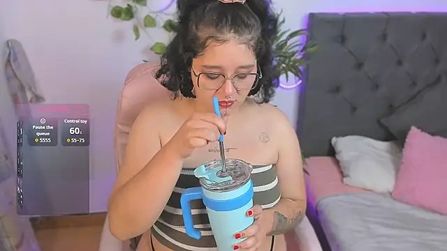 Snapshot of Sylvara_bx chatting on February 26, 2026, 12:48 pm Sylvara bx online show from February 26, 2026, 12:48 pm