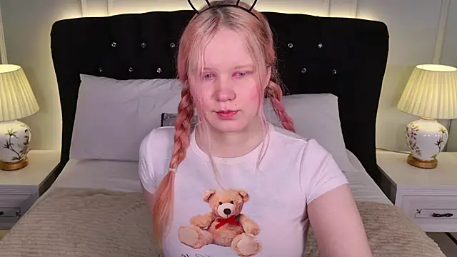 Snapshot of AnnieVibe chatting on April 2, 2026, 5:32 pm AnnieVibe online show from April 2, 2026, 5:32 pm