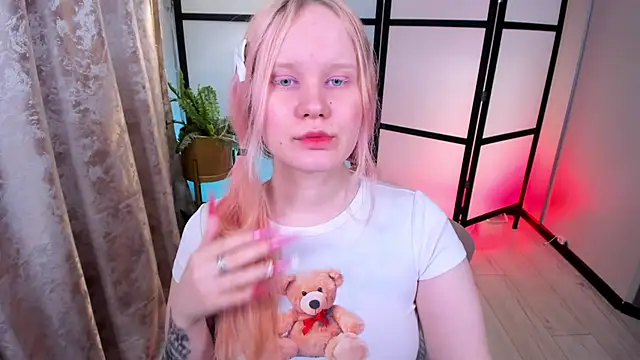 Snapshot of AnnieVibe chatting on April 18, 2026, 7:29 pm AnnieVibe online show from April 18, 2026, 7:29 pm