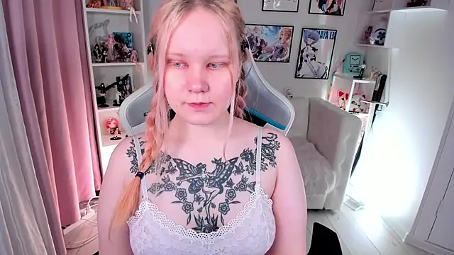 Snapshot of AnnieVibe chatting on April 22, 2026, 5:36 pm AnnieVibe online show from April 22, 2026, 5:36 pm