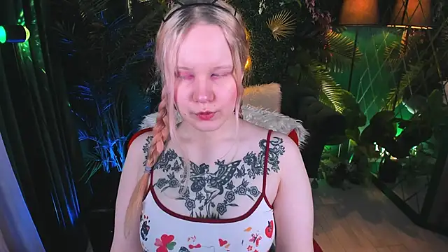 Snapshot of AnnieVibe chatting on April 28, 2026, 5:29 pm AnnieVibe online show from April 28, 2026, 5:29 pm