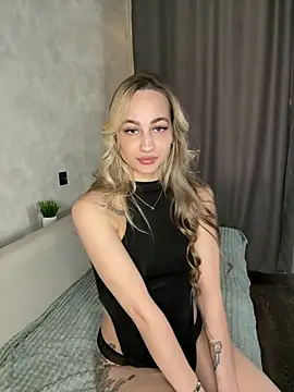 Snapshot of SarahAmour_ chatting on February 25, 2026, 9:08 am SarahAmour online show from February 25, 2026, 9:08 am