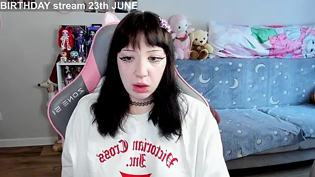 Snapshot of MollysLand chatting on June 16, 2026, 9:01 am MollysLand online show from June 16, 2026, 9:01 am