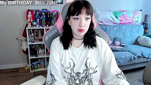 Snapshot of MollysLand chatting on June 22, 2026, 9:06 am MollysLand online show from June 22, 2026, 9:06 am