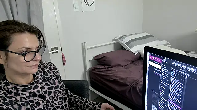 JUCY APPLE online show from February 26, 2026, 6:51 pm