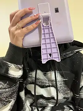 Sara Fernandez  online show from February 26, 2026, 1:54 pm