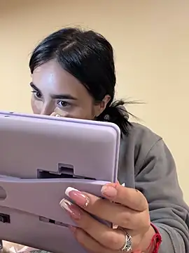 Sara Fernandez  online show from March 25, 2026, 2:23 pm