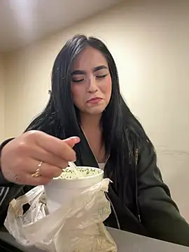 Sara Fernandez  online show from April 13, 2026, 2:00 pm